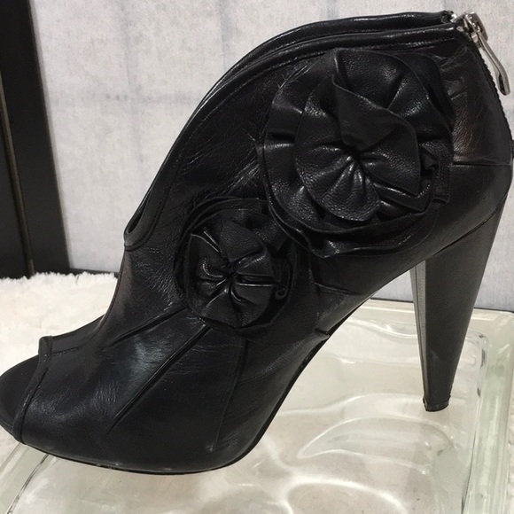 vince camuto black leather heels